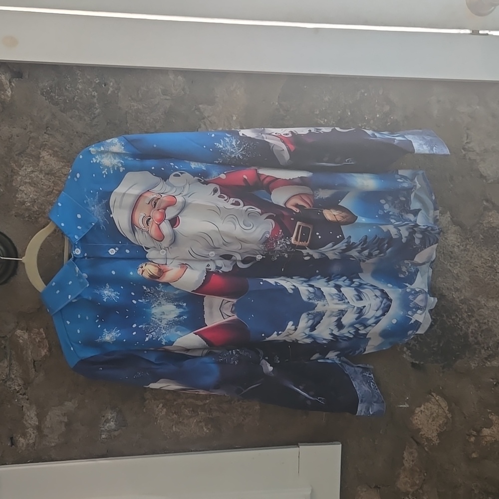 Santa Claus 🎅🏻🎅🏻 long sleeve button down shirt. NWT!